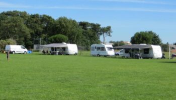, Pays de Retz : des caravanes de voyageurs installées sur deux stades communaux