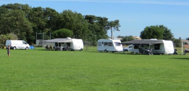 , Pays de Retz : des caravanes de voyageurs installées sur deux stades communaux